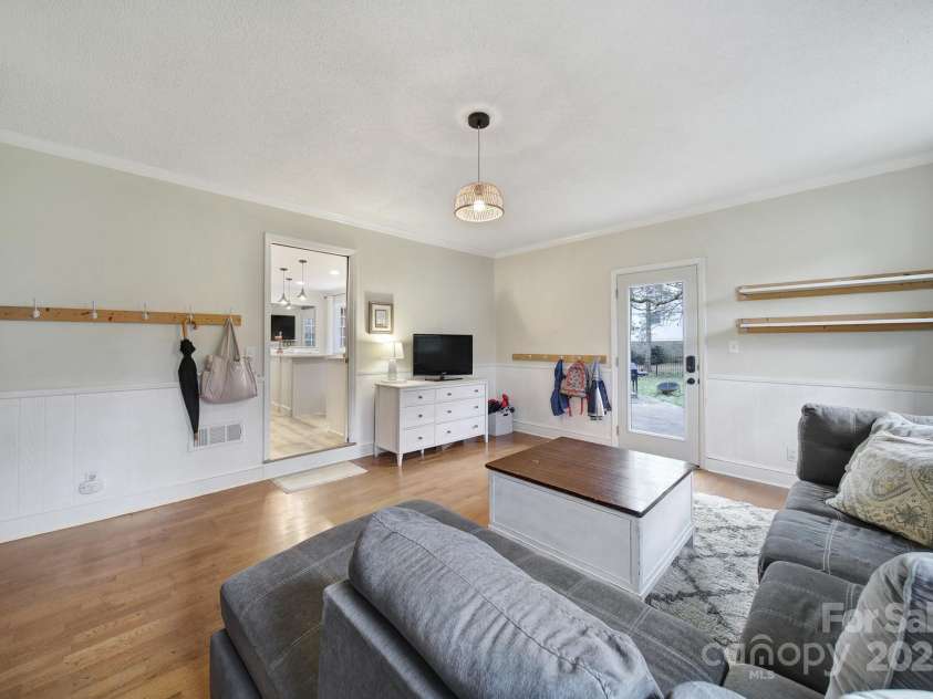 1501 Laurel Lane, Gastonia, NC 28054.  MLS# CAR4237228, YatesRealty ID 14406. 