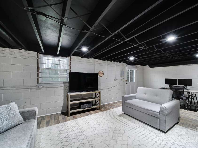 1501 Laurel Lane, Gastonia, NC 28054.  MLS# CAR4237228, YatesRealty ID 14406. 