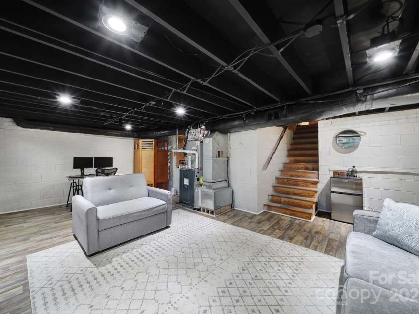 1501 Laurel Lane, Gastonia, NC 28054.  MLS# CAR4237228, YatesRealty ID 14406. 