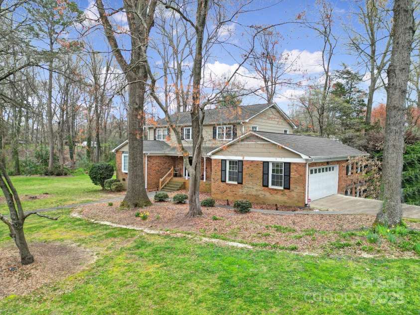 1501 Laurel Lane, Gastonia, NC 28054.  MLS# CAR4237228, YatesRealty ID 14406. 