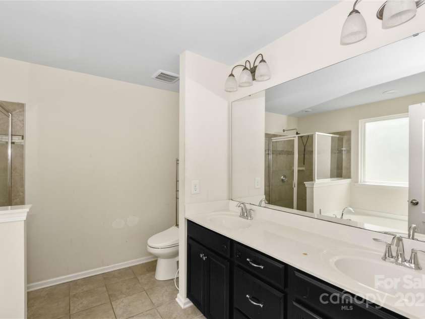 10417 Ebbets Road, Charlotte, NC 28273.  MLS# CAR4250742, YatesRealty ID 14407. Primary Bath