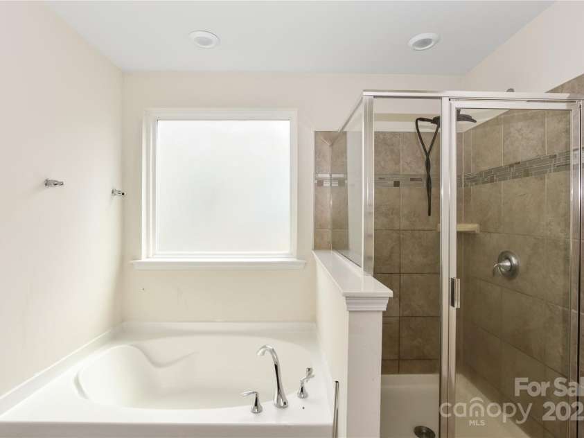 10417 Ebbets Road, Charlotte, NC 28273.  MLS# CAR4250742, YatesRealty ID 14407. Primary Bath