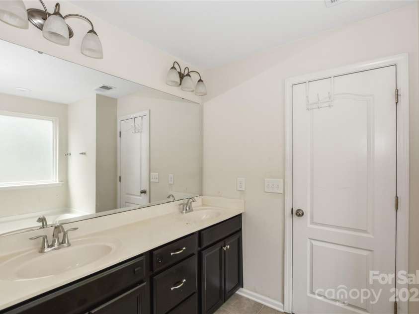 10417 Ebbets Road, Charlotte, NC 28273.  MLS# CAR4250742, YatesRealty ID 14407. Primary Bath
