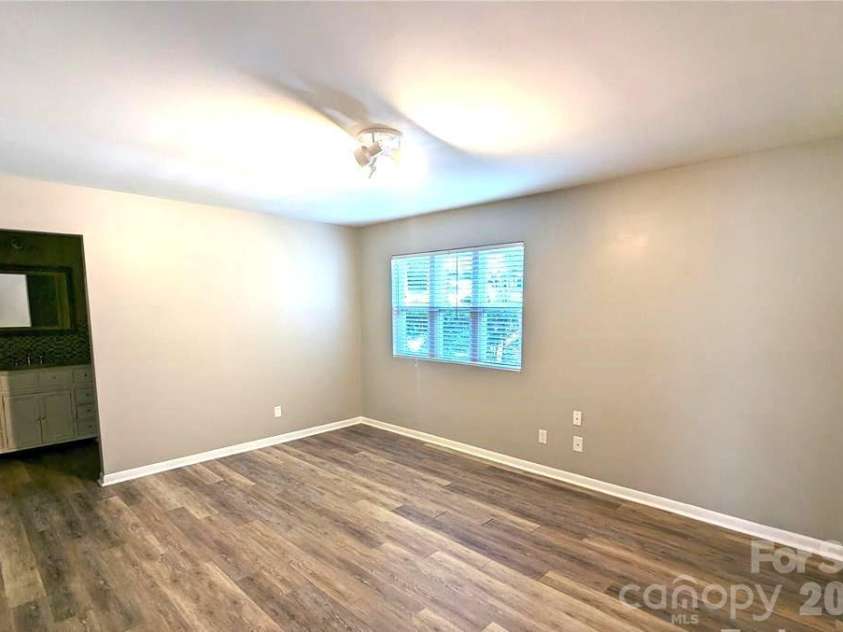 8021 Cedar Glen Drive, Charlotte, NC 28212.  MLS# CAR4357614, YatesRealty ID 14407. 