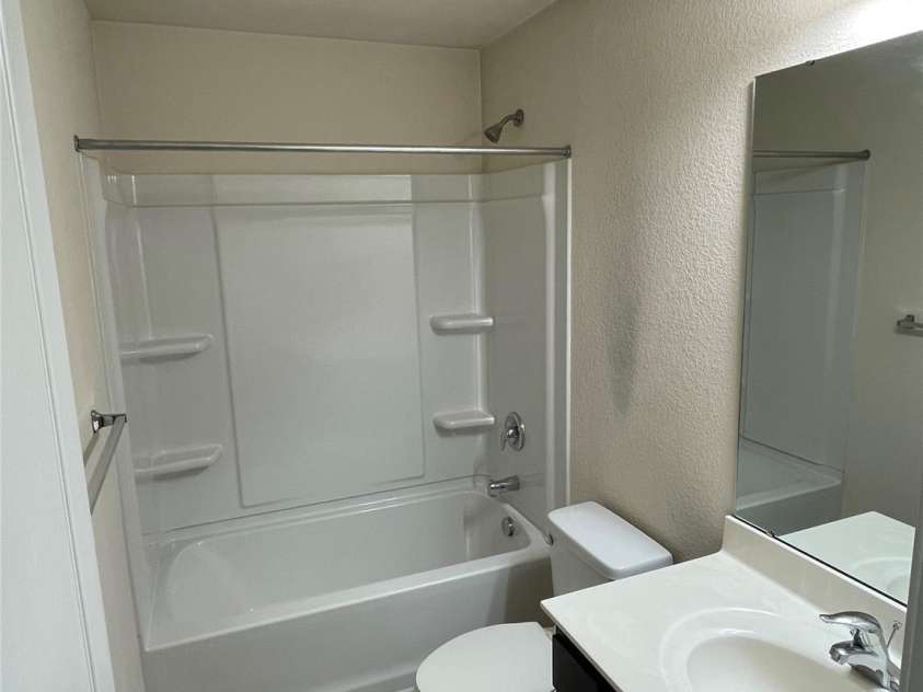 4721 Opus Lane, Charlotte, NC 28214.  MLS# CAR4352288, YatesRealty ID 14408. Full bathroom