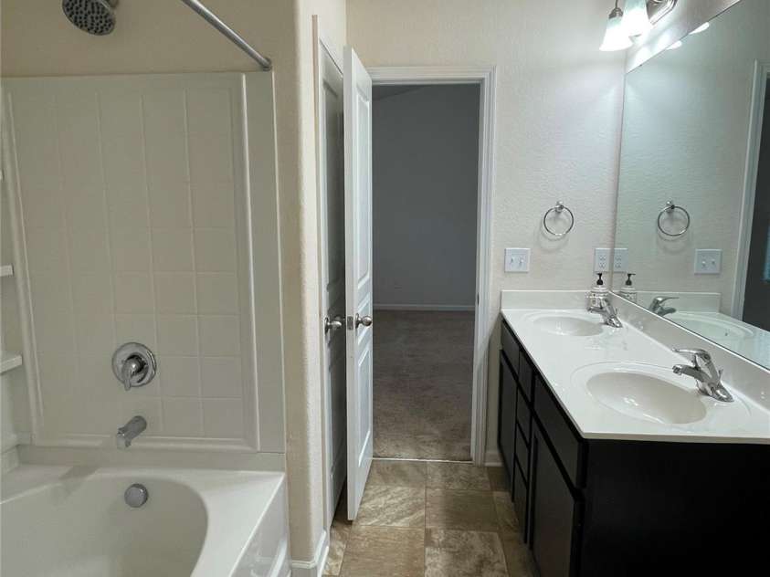 4721 Opus Lane, Charlotte, NC 28214.  MLS# CAR4352288, YatesRealty ID 14408. Main Bathroom