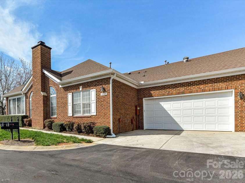 8568 Windsor Ridge Drive, Charlotte, NC 28277.  MLS# CAR4350318, YatesRealty ID 14412. A 2 car garage!