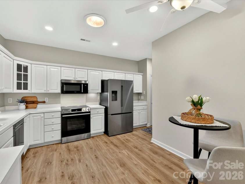 8568 Windsor Ridge Drive, Charlotte, NC 28277.  MLS# CAR4350318, YatesRealty ID 14412. Bright open kitchen with skylight
