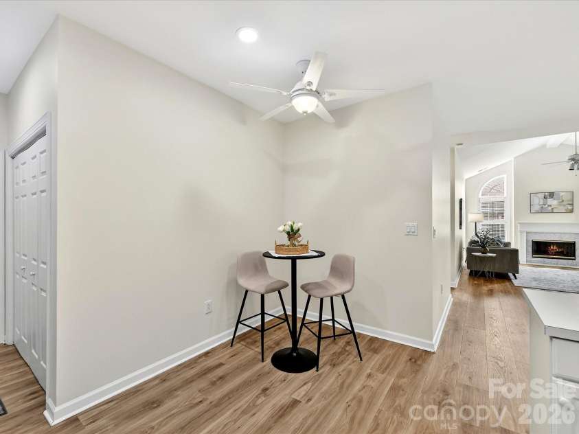 8568 Windsor Ridge Drive, Charlotte, NC 28277.  MLS# CAR4350318, YatesRealty ID 14412. Enjoy breakfast in the eat-in kitchen