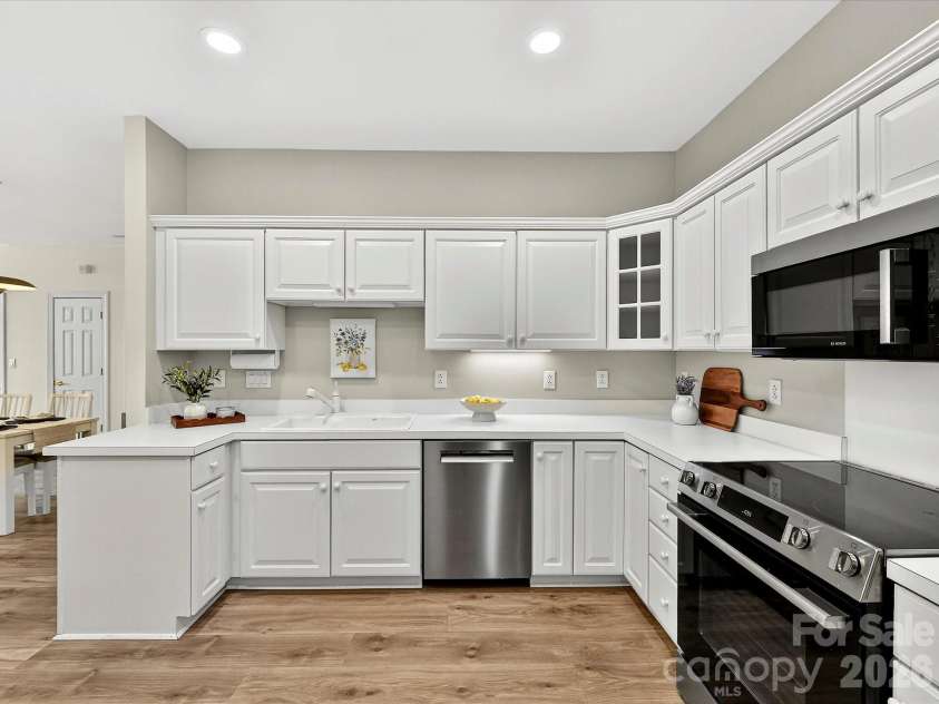 8568 Windsor Ridge Drive, Charlotte, NC 28277.  MLS# CAR4350318, YatesRealty ID 14412. Plenty of counter space