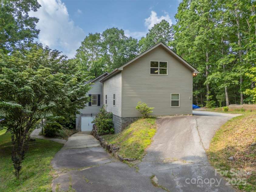 2 Candlestick Drive, Zirconia, NC 28790.  MLS# CAR4260834, YatesRealty ID 14413. 
