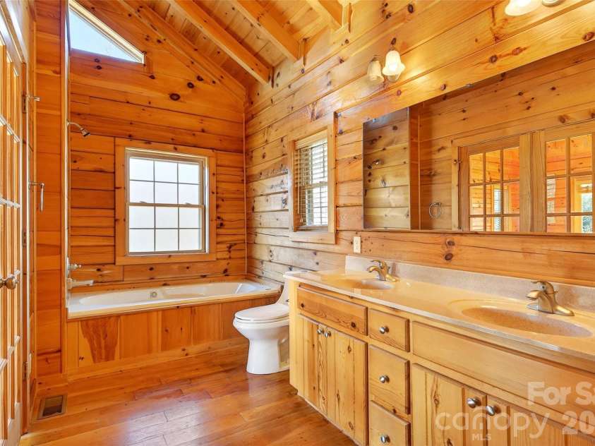 28 Outback Trail, Nebo, NC 28761.  MLS# CAR4349163, YatesRealty ID 14413. Primary En Suite Bath
