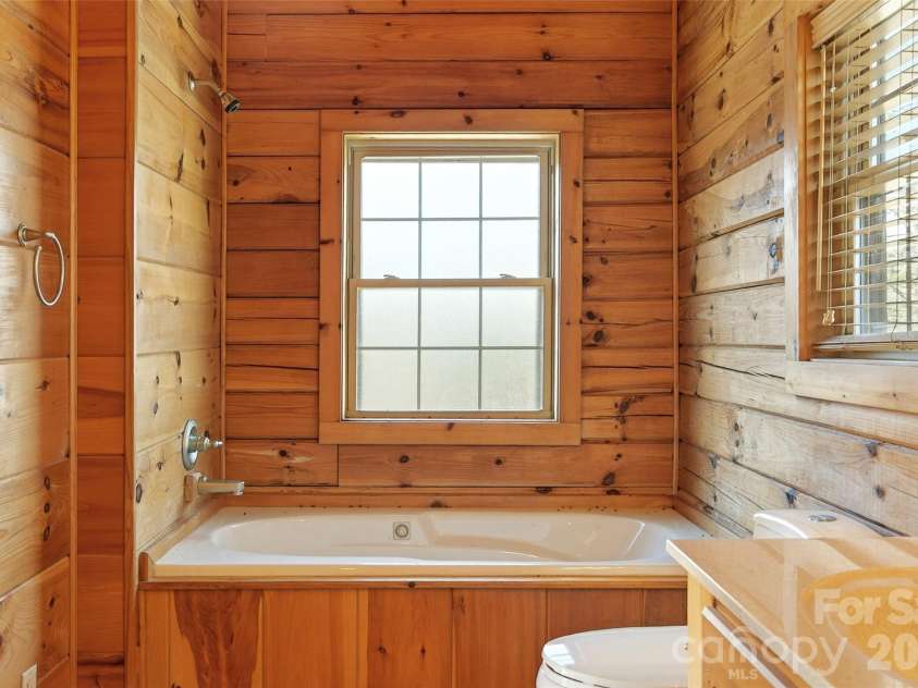 28 Outback Trail, Nebo, NC 28761.  MLS# CAR4349163, YatesRealty ID 14413. Primary En Suite Bath