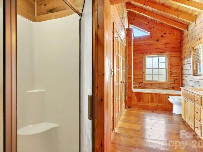 28 Outback Trail, Nebo, NC 28761.  MLS# CAR4349163, YatesRealty ID 14413. Primary En Suite Bath