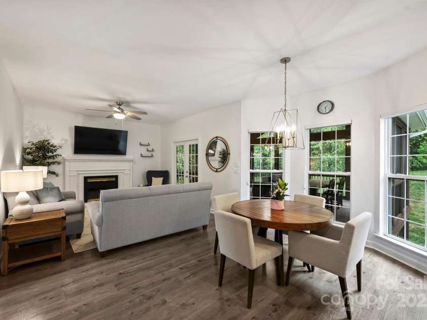 6723 Joliette Lane, Charlotte, NC 28277.  MLS# CAR4251689, YatesRealty ID 14414. Breakfast Room & Family Room