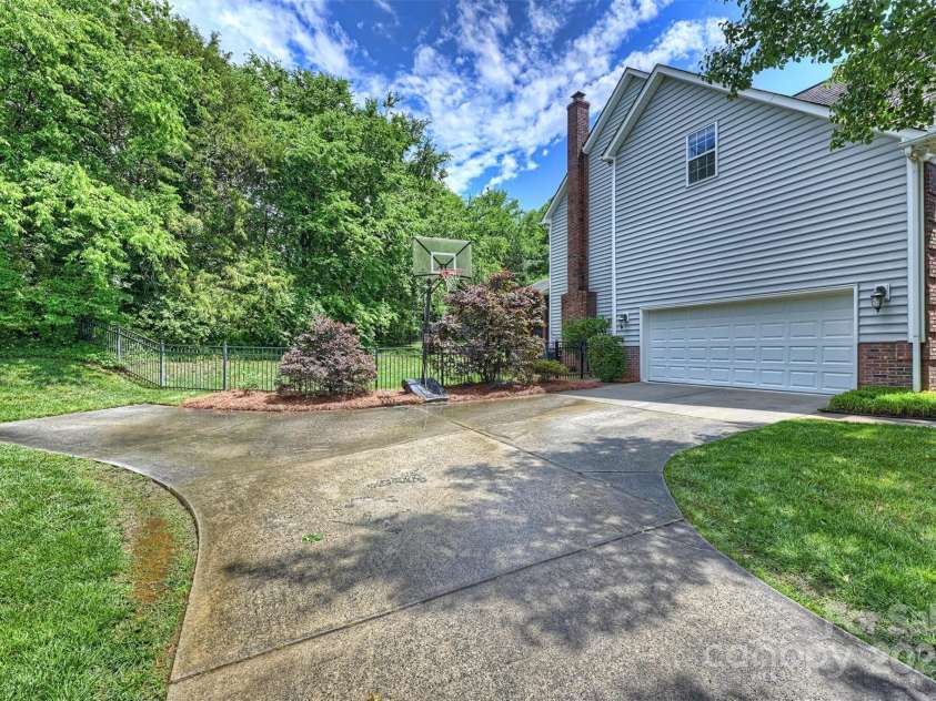 6723 Joliette Lane, Charlotte, NC 28277.  MLS# CAR4251689, YatesRealty ID 14414. Driveway, 2 Car Side-Load Garage, with Additional Parking Spot/Turn Around