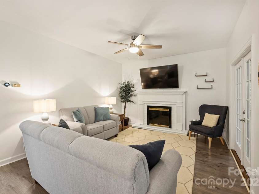 6723 Joliette Lane, Charlotte, NC 28277.  MLS# CAR4251689, YatesRealty ID 14414. Family Room