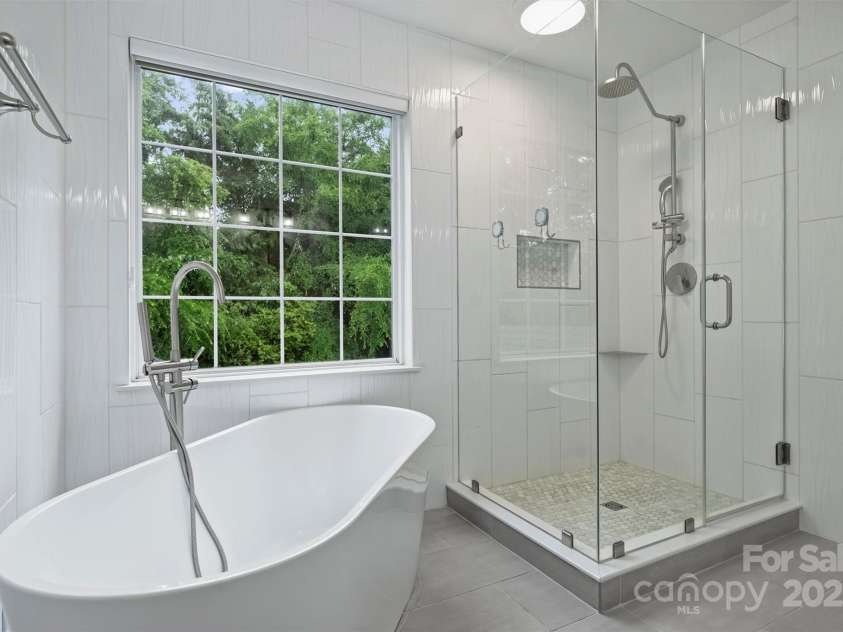 6723 Joliette Lane, Charlotte, NC 28277.  MLS# CAR4251689, YatesRealty ID 14414. Primary Bath with Soaker Tub & Glassed in Shower