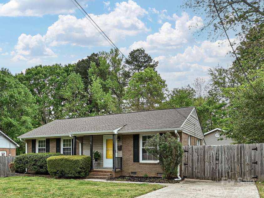 3701 Slagle Drive, Charlotte, NC 28215.  MLS# CAR4243621, YatesRealty ID 14417. 
