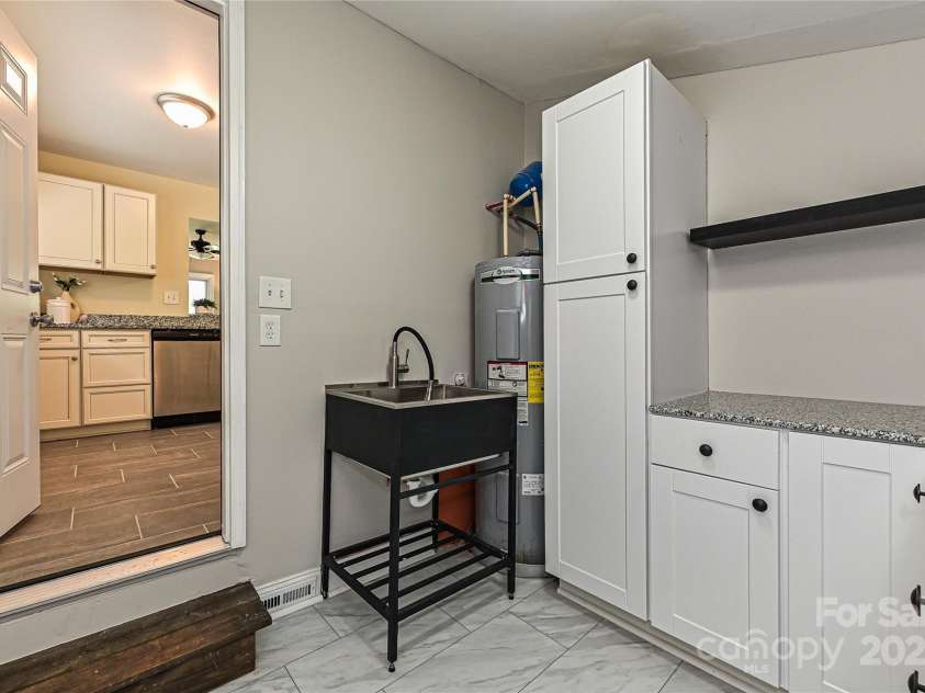 3701 Slagle Drive, Charlotte, NC 28215.  MLS# CAR4243621, YatesRealty ID 14417. 