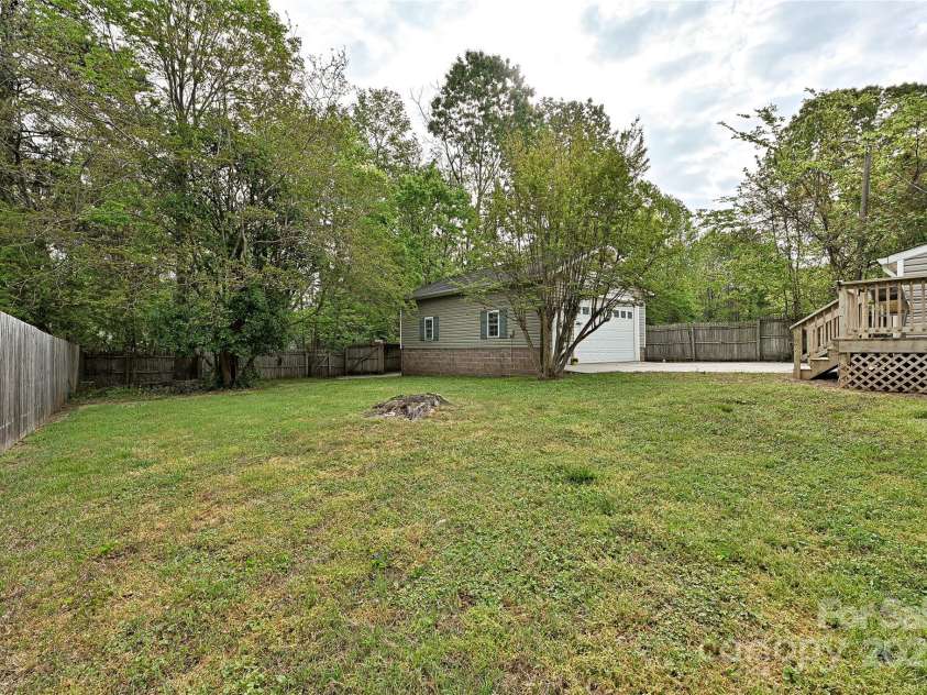 3701 Slagle Drive, Charlotte, NC 28215.  MLS# CAR4243621, YatesRealty ID 14417. Large, flat yard- fully fenced.