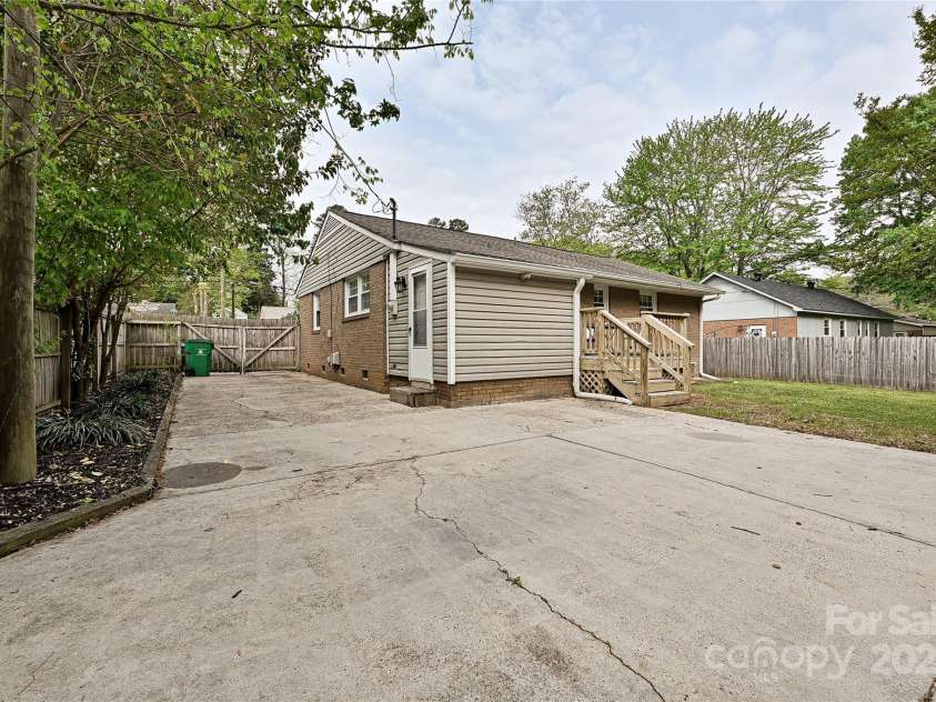 3701 Slagle Drive, Charlotte, NC 28215.  MLS# CAR4243621, YatesRealty ID 14417. Parking for DAYS