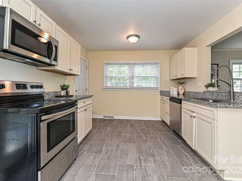 3701 Slagle Drive, Charlotte, NC 28215.  MLS# CAR4243621, YatesRealty ID 14417. Updated Kitchen!