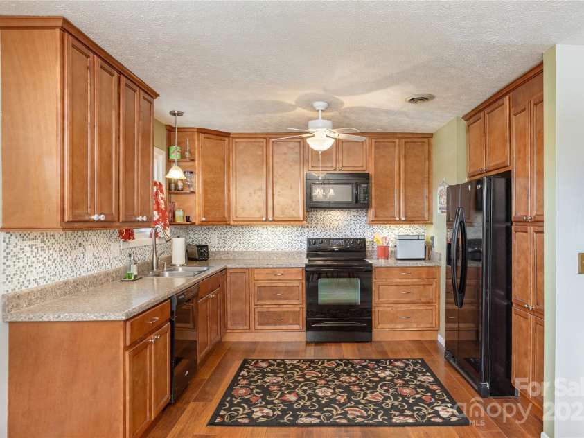 103 Oakwood Place, Hendersonville, NC 28792.  MLS# CAR4256380, YatesRealty ID 1442. 