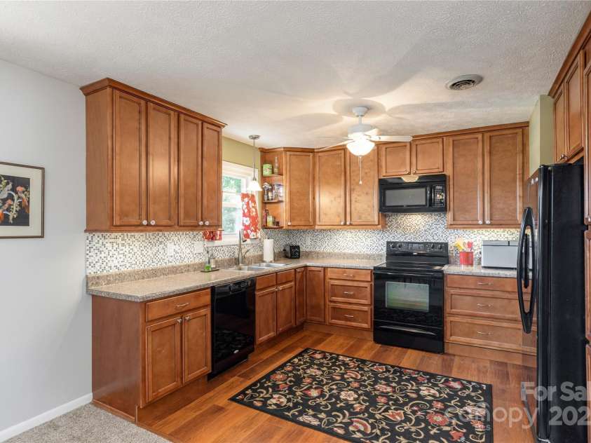 103 Oakwood Place, Hendersonville, NC 28792.  MLS# CAR4256380, YatesRealty ID 1442. 