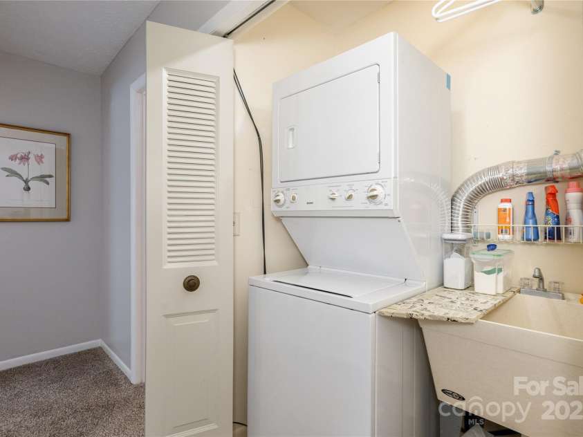 103 Oakwood Place, Hendersonville, NC 28792.  MLS# CAR4256380, YatesRealty ID 1442. 