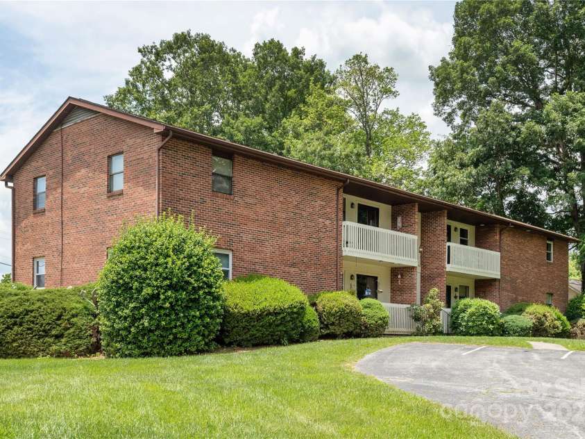 103 Oakwood Place, Hendersonville, NC 28792.  MLS# CAR4256380, YatesRealty ID 1442. Exterior of building