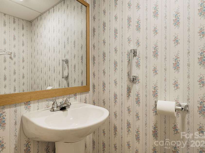 111 Valley View Drive, Mars Hill, NC 28754.  MLS# CAR4330134, YatesRealty ID 1442. 