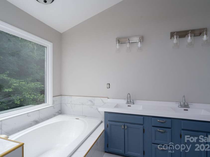 1013 Doby Springs Drive, Charlotte, NC 28262.  MLS# CAR4259903, YatesRealty ID 14420. 