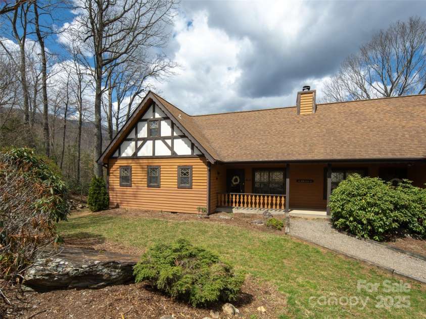376 Overlook Drive, Burnsville, NC 28714.  MLS# CAR4247465, YatesRealty ID 14424. 