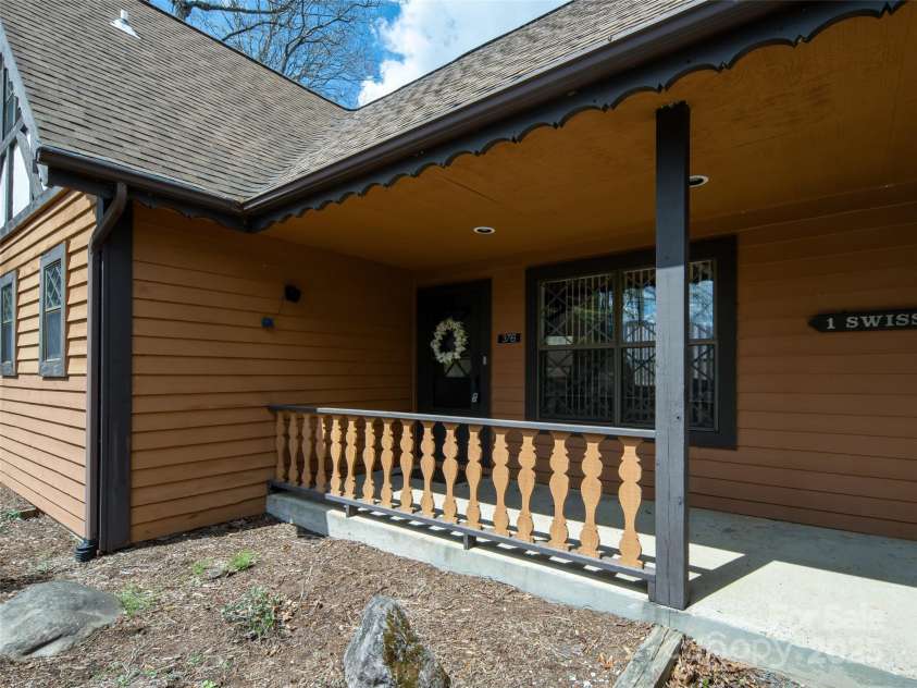 376 Overlook Drive, Burnsville, NC 28714.  MLS# CAR4247465, YatesRealty ID 14424. 