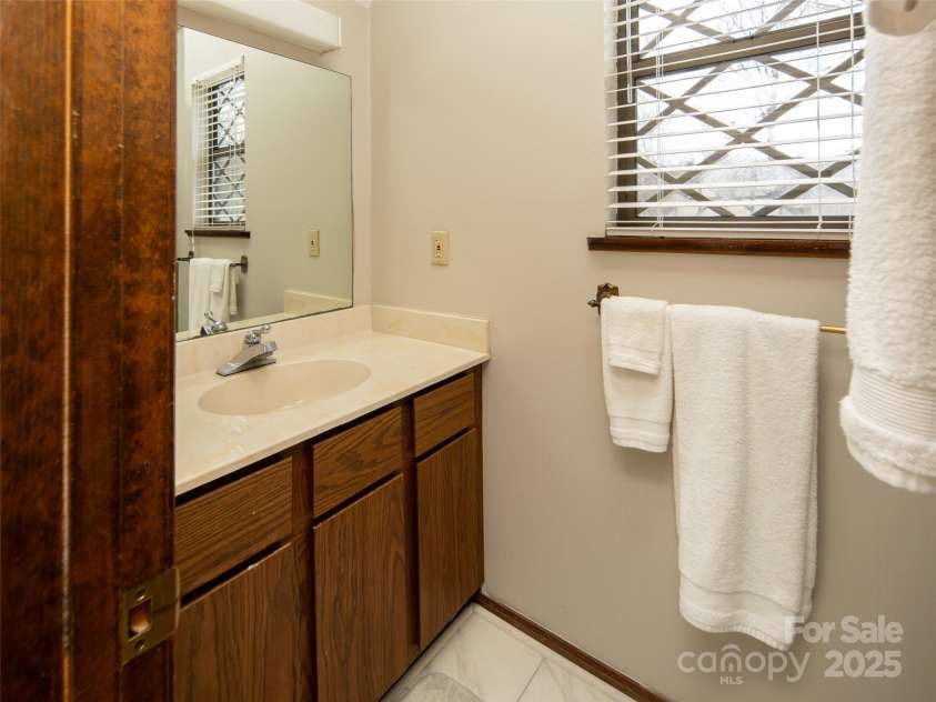 376 Overlook Drive, Burnsville, NC 28714.  MLS# CAR4247465, YatesRealty ID 14424. 