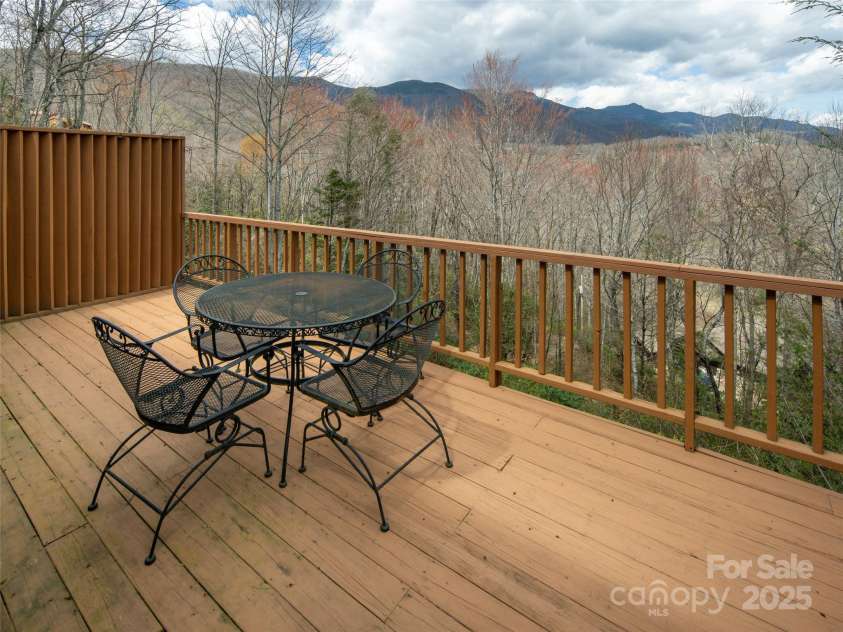 376 Overlook Drive, Burnsville, NC 28714.  MLS# CAR4247465, YatesRealty ID 14424. 