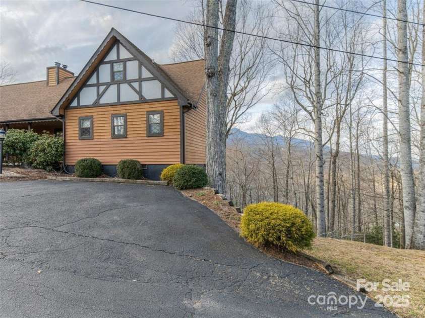 376 Overlook Drive, Burnsville, NC 28714.  MLS# CAR4247465, YatesRealty ID 14424. Parking