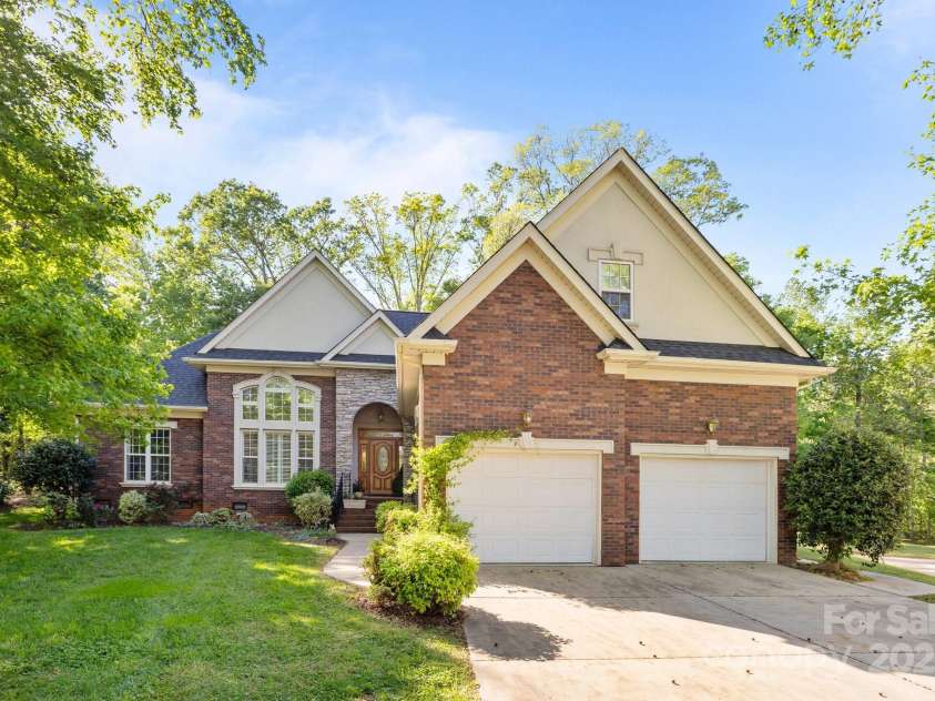 7815 Scottsburg Court, Mint Hill, NC 28227.  MLS# CAR4247667, YatesRealty ID 14426. Longing for a full brick Ranch+Bonus in a cul-de-sac with a wide and long driveway? Get out your checklist because there's one in desirable Olde Sycamore available now!