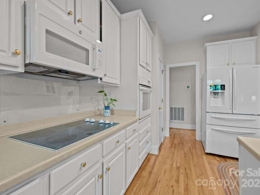 7815 Scottsburg Court, Mint Hill, NC 28227.  MLS# CAR4247667, YatesRealty ID 14426. Won't you love preparing meals for family and friends here? Refrigerator with ice/water remain.