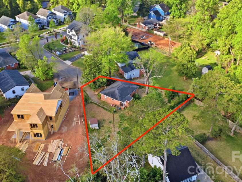 1814 Ferguson Court, Charlotte, NC 28205.  MLS# CAR4367269, YatesRealty ID 14427. Property lines are estimated