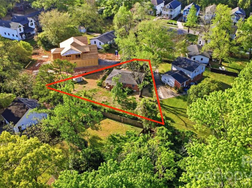 1814 Ferguson Court, Charlotte, NC 28205.  MLS# CAR4367269, YatesRealty ID 14427. Property lines are estimated