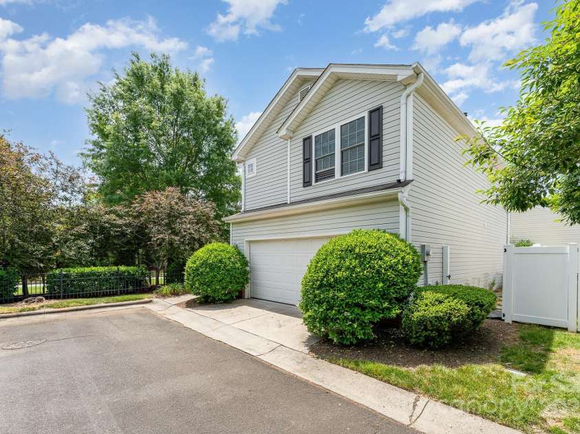 8734 Meadowmont View Drive, Charlotte, NC 28269.  MLS# CAR4254074, YatesRealty ID 14428. 
