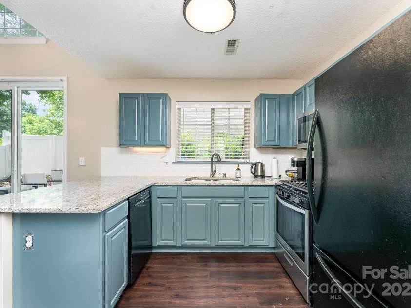 8734 Meadowmont View Drive, Charlotte, NC 28269.  MLS# CAR4254074, YatesRealty ID 14428. 