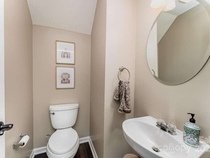 8734 Meadowmont View Drive, Charlotte, NC 28269.  MLS# CAR4254074, YatesRealty ID 14428. 