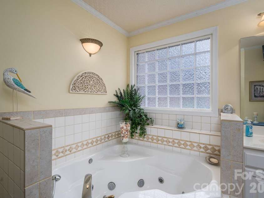 107 Farmwood Drive, Cherryville, NC 28021.  MLS# CAR4333834, YatesRealty ID 14432. Jacuzzi Tub