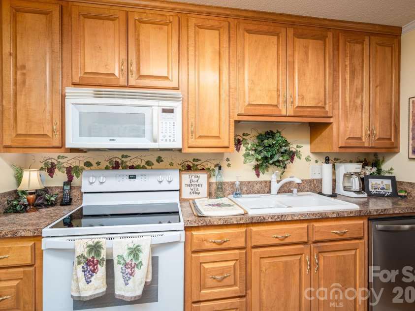 107 Farmwood Drive, Cherryville, NC 28021.  MLS# CAR4333834, YatesRealty ID 14432. Kitchen