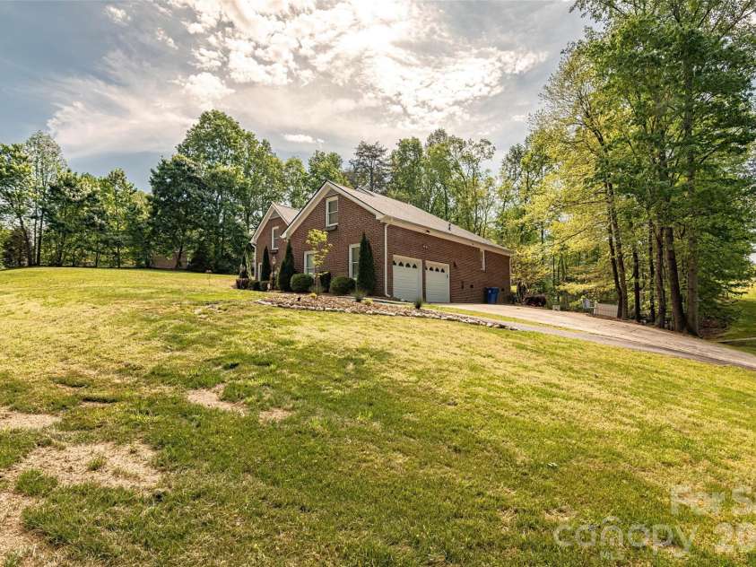 189 Ridgeview Drive, Rutherfordton, NC 28139.  MLS# CAR4369885, YatesRealty ID 14433. 