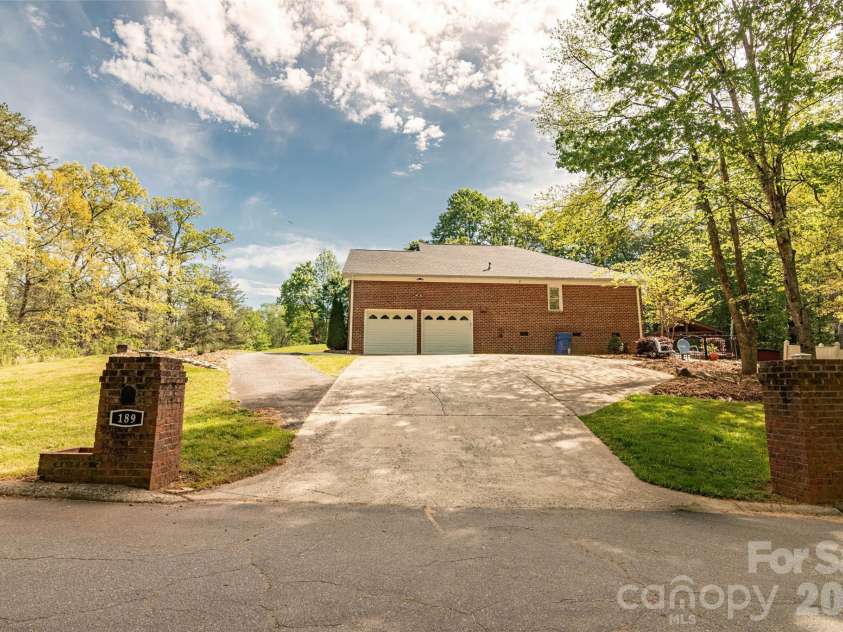189 Ridgeview Drive, Rutherfordton, NC 28139.  MLS# CAR4369885, YatesRealty ID 14433. 