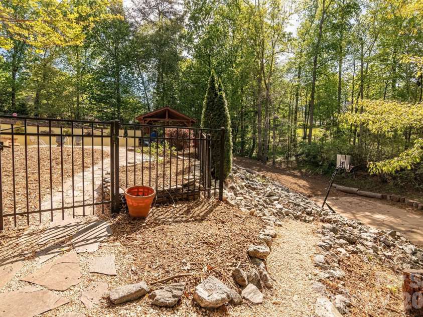 189 Ridgeview Drive, Rutherfordton, NC 28139.  MLS# CAR4369885, YatesRealty ID 14433. 